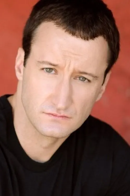 Dan Mengini interpretando a Clifford Scruggs