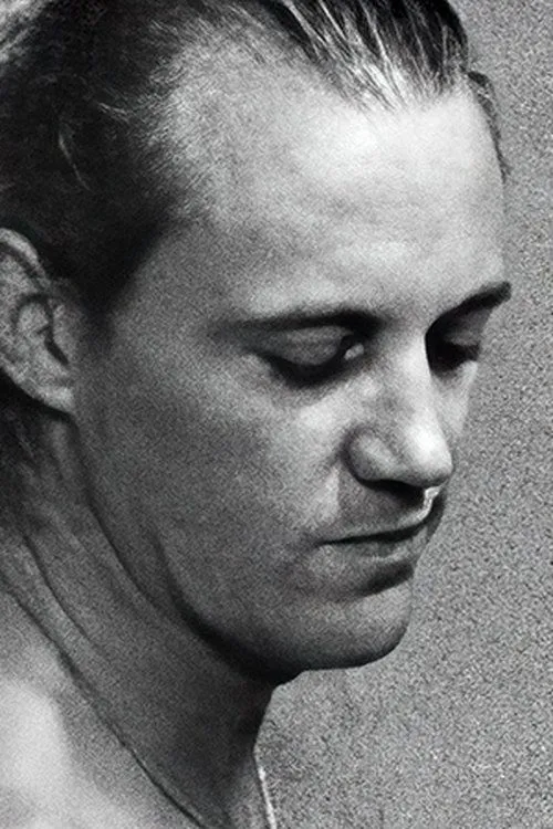 Dan Noble interpretando a (uncredited)