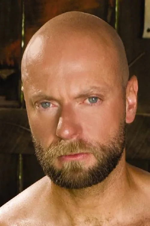 Dan Rhodes interpretando a Dan