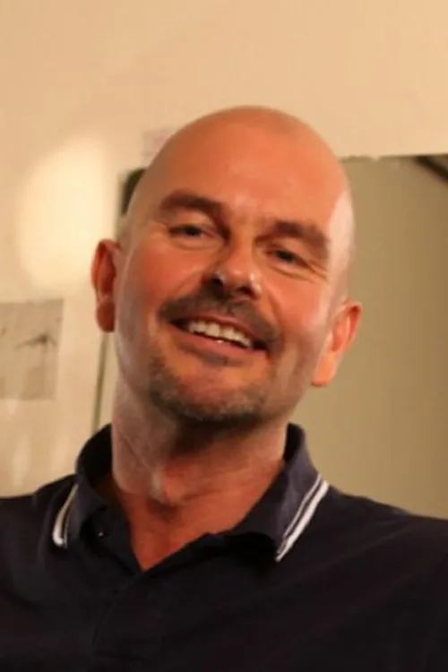 Dan Ryder interpretando a (archive footage)