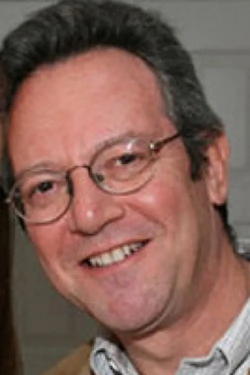 Dan Silver interpretando a 