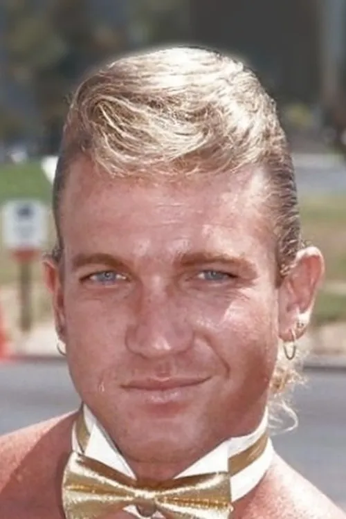 Dan Steele interpretando a 