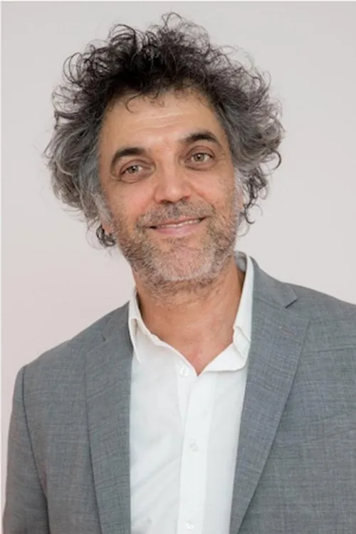 Dan Tudor interpretando a