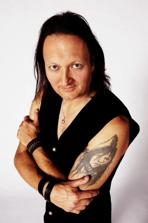 Dan Zimmermann interpretando a Drums