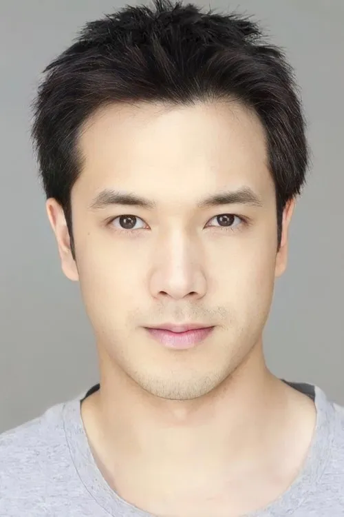 Danai Smuthkochorn interpretando a Joe