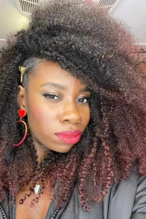 Dani Moseley interpretando a Carol Amis