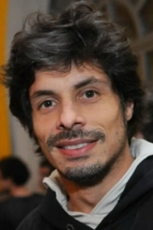 Daniel Alvim interpretando a Paulo Barracuda