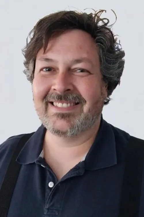 Daniel Barnett interpretando a Mr. El Fontein