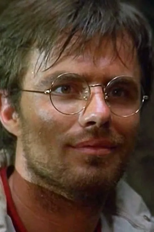 Daniel Bosch interpretando a Bob