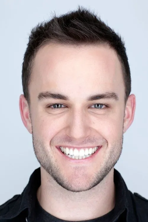 Daniel Carlisle interpretando a Greg