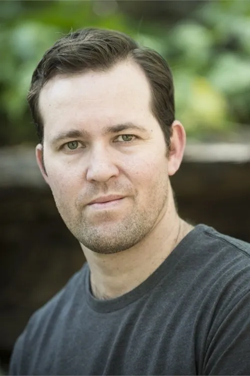 Daniel Cason interpretando a Pretty Boy Roy