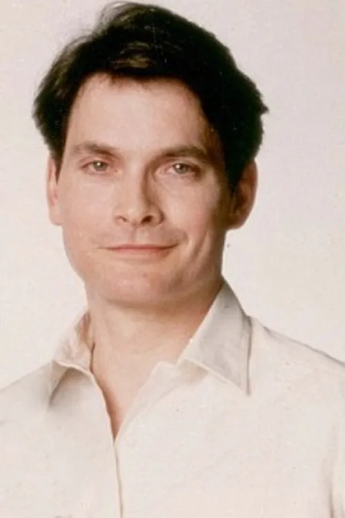 Daniel Chatto interpretando a Paul