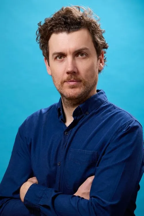 Daniel Connell interpretando a Himself