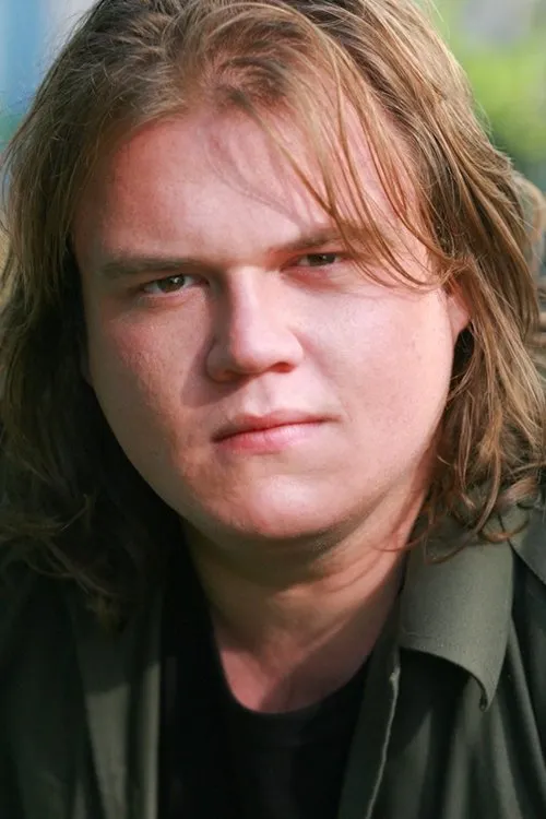 Daniel Cresswell interpretando a Tim