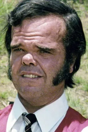 Daniel DuPlessis interpretando a Chico