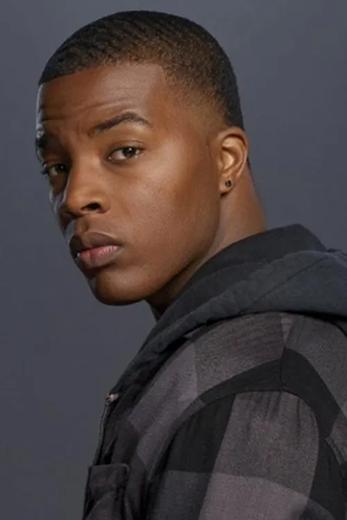 Daniel Ezra — personaje: Spencer James