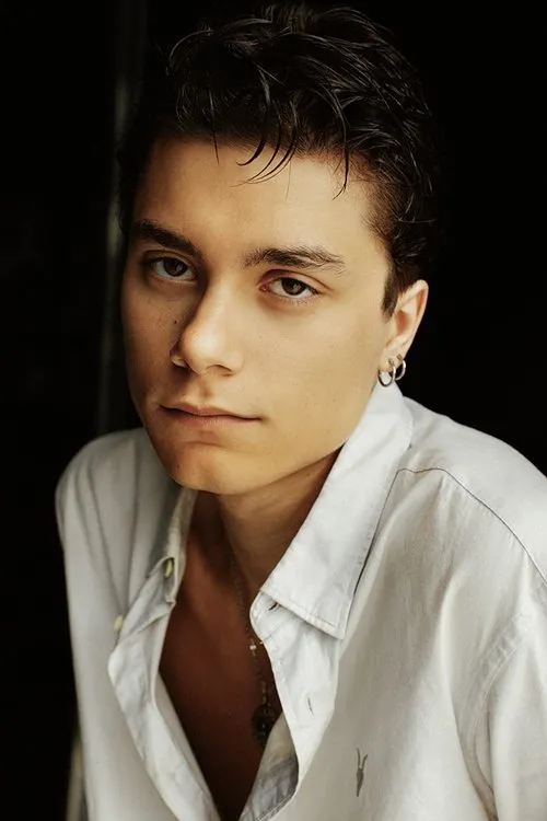 Daniel Ferrell interpretando a Max