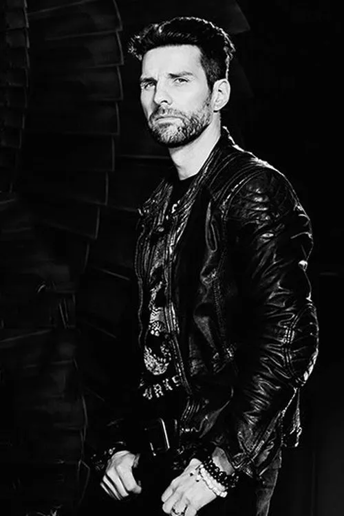 Daniel Löble interpretando a drums