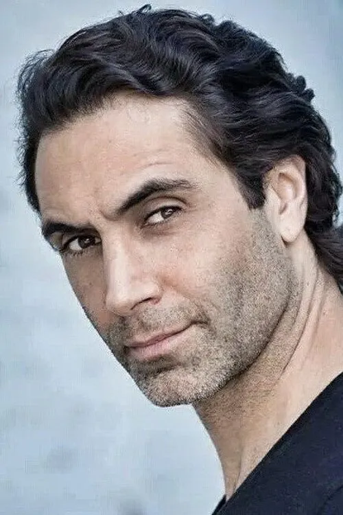 Daniel Messier interpretando a Dealer