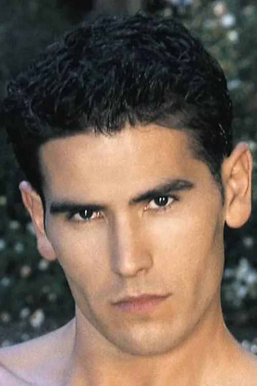 Daniel Montes interpretando a 