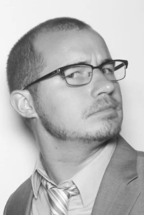 Daniel O'Brien interpretando a 