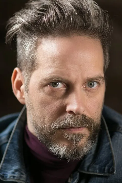 Daniel Parent interpretando a Paul