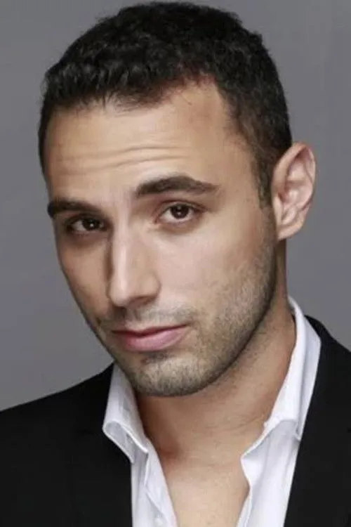 Daniel Pupella interpretando a John