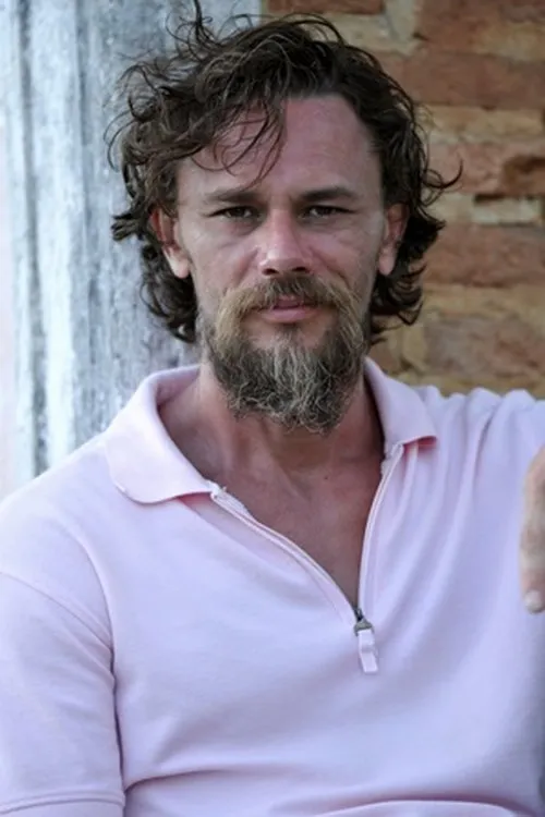 Daniel Ribeiro interpretando a Ábadon