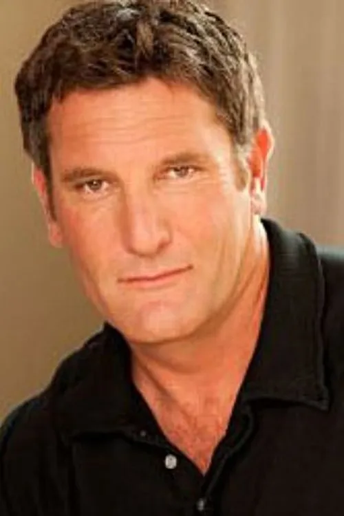 Daniel Riordan interpretando a Paulie