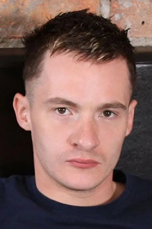 Daniel Scott interpretando a 