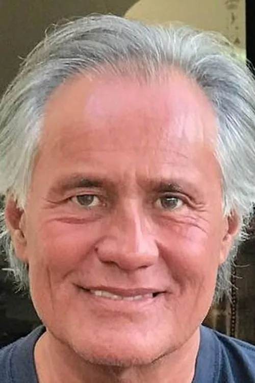 Daniel Ubaud interpretando a Silk