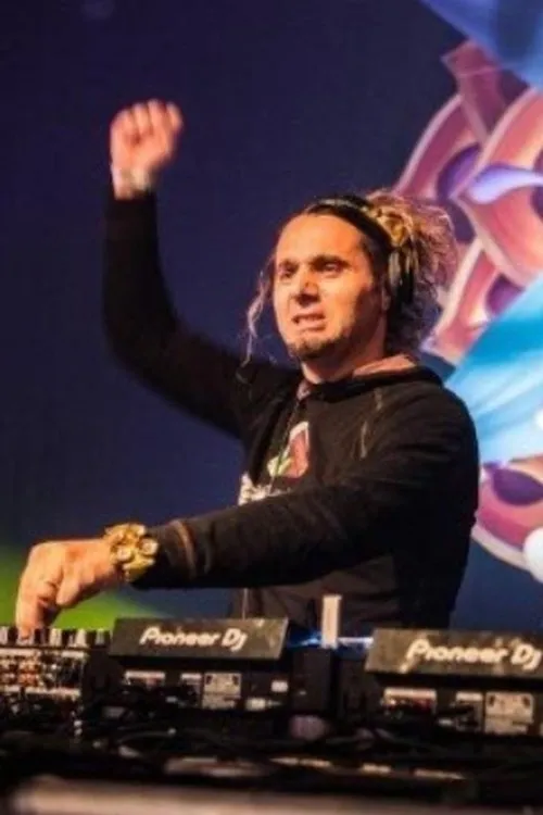 Daniele Mondello interpretando a Daniele Mondello