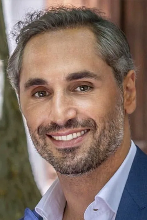 Daniele Russo interpretando a Giuliano Colonna