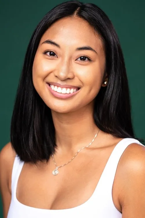 Daniella Dela Peña interpretando a Yoga Teacher