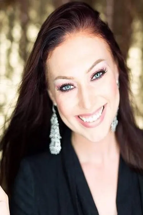 Danielle Nortum Mock interpretando a Cassie