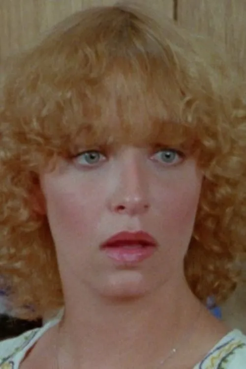 Danielle Raye interpretando a Mary Jo Harmon