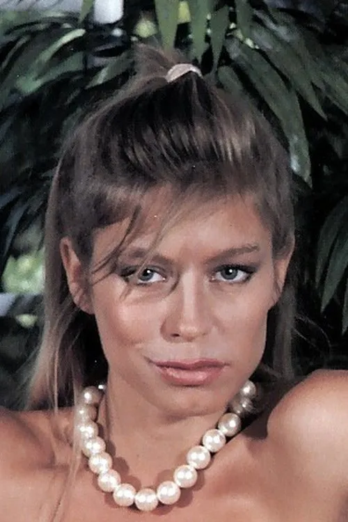 Danielle Rogers interpretando a 