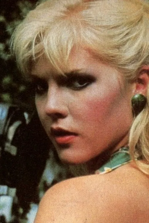 Danielle interpretando a (archive footage)