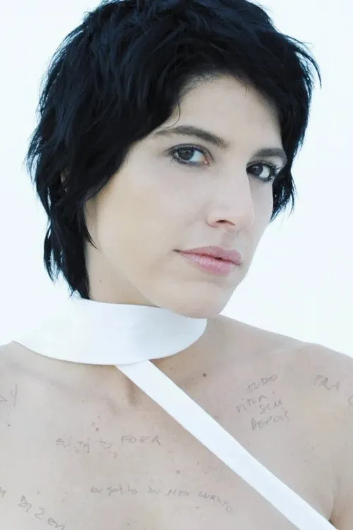 Danni Carlos interpretando a Justine