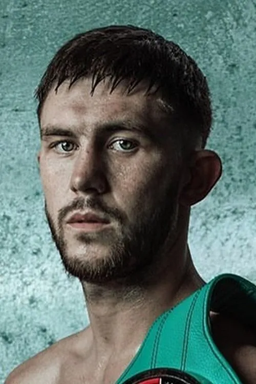 Danny Ball interpretando a Self