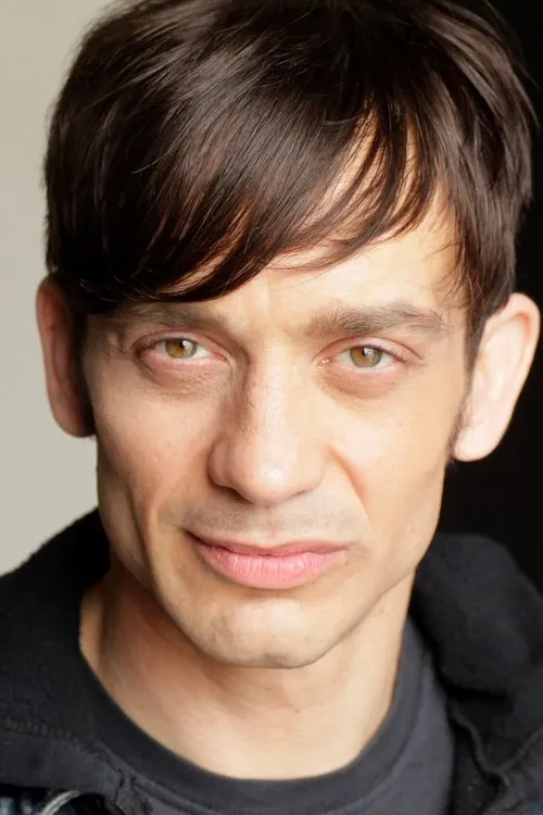 Danny Belrose interpretando a Alley Thug