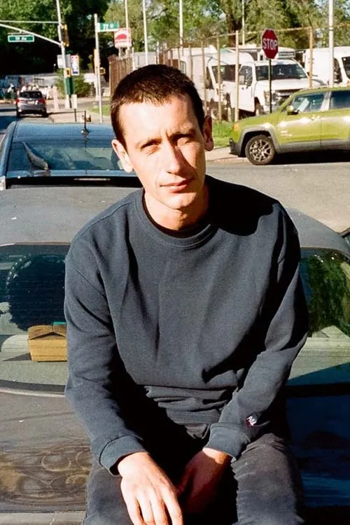 Danny Brady interpretando a 