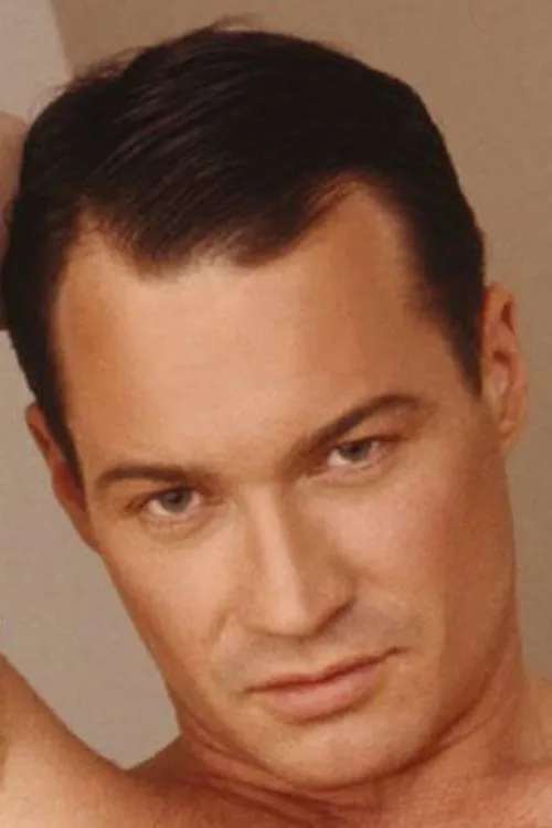 Danny Cocker interpretando a