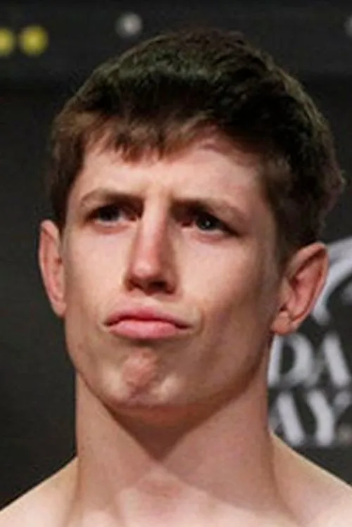 Danny Downes interpretando a Self