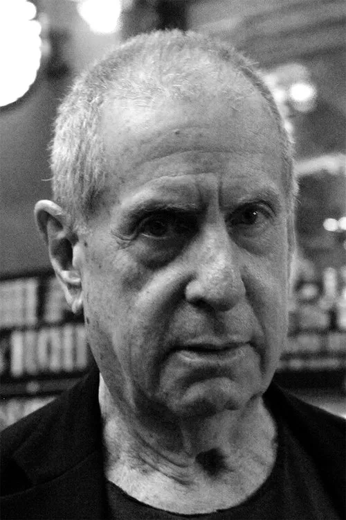 Danny Fields interpretando a Self