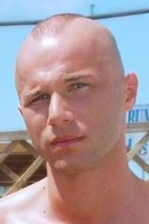 Danny Fox interpretando a 