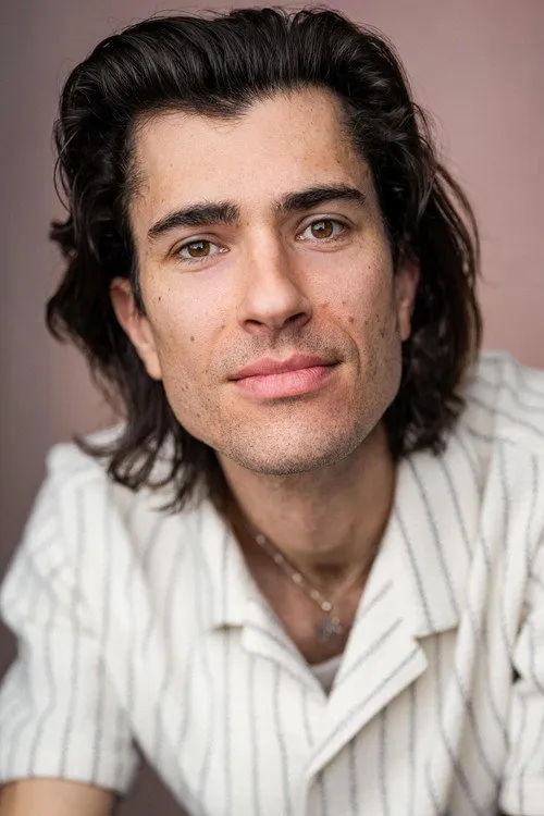 Danny Houk interpretando a Curtis Johnson