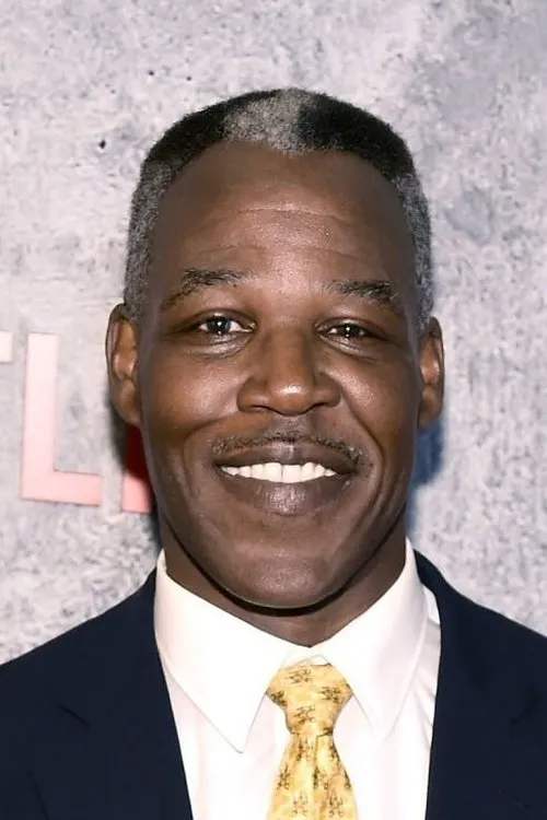 Danny Johnson interpretando a Officer Wells