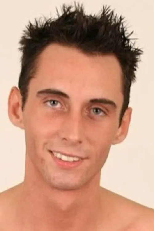 Danny Long interpretando a 