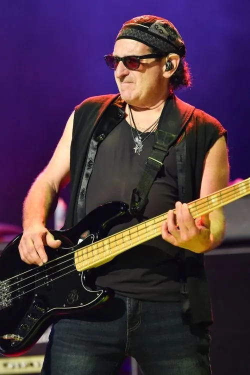 Eric Bloom ha trabajado con Danny Miranda en 2 ocasiones